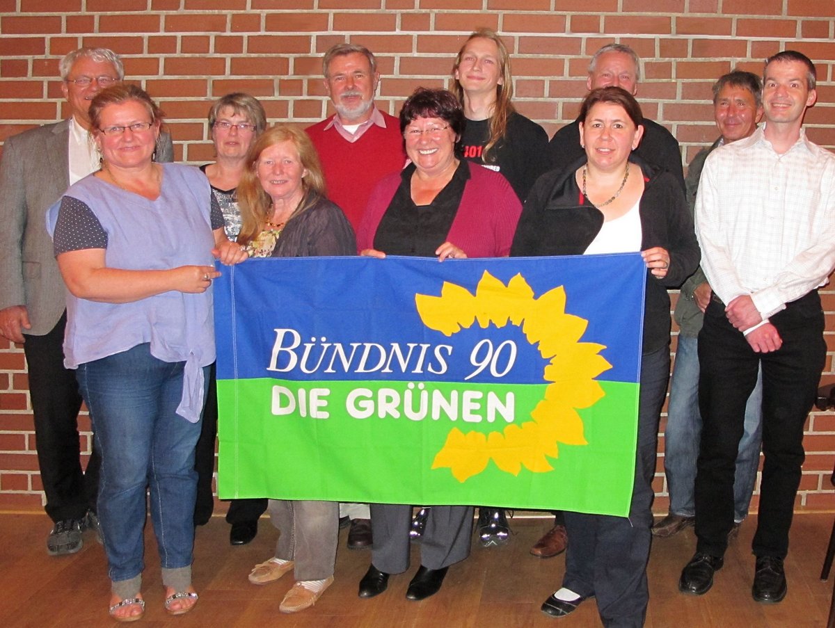 Mitglieder des Ortsverbandes Norderstedt stehen hinter ihrer Flagge