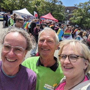 Margrit, Arne und OB Kathrin Schmieder auf dem Rathausplatz zur Norderpride