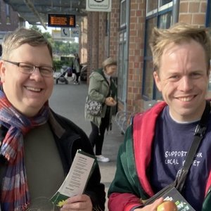 Andreas und Rasmus beim Flyer verteilen (Bildquelle: Thea Kreutzburg)