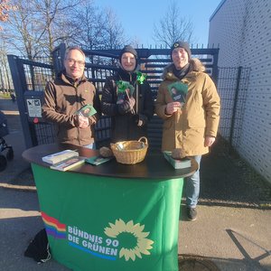 v.l.n.r. Infostand am Eingang des Stadtparks