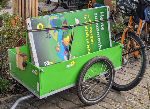 Grüner Fahrradanhänger namens Klaus Mobil