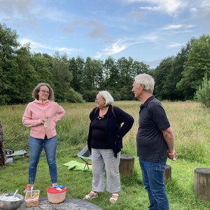3 Personen, die sich unterhalten: Margrit, Ingrid und Arne im Gespräch beim Sommerfest im Tarpenbekpark  (Bildquelle: Thea Kreutzburg)