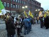 Mahnwache am 11.03. auf dem Rathausmarkt in Norderstedt. Es sind "Atomkraft - Nein Danke" Fahnen und ein Strandsegel des Weltladens zu sehen.