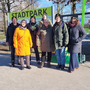 Viele Grüne beim Infostand vor dem Stadtpark (v.l.n.r. Arne, Martina, Katja, Ingrid, Christian, Susan und Dorit)