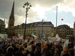 10.000 Menschen auf dem Hamburger Rathausmarkt setzen ein Zeichen gegen Neonazis