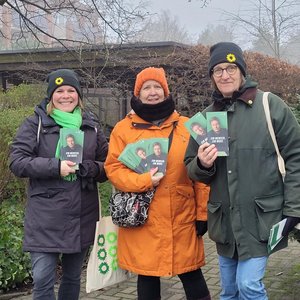v.l.n.r. Ulrike, Martina und Susan beim Haustürwahlkampf Bildquelle: Christian Leverenz