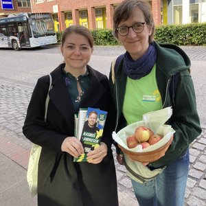 Thea und Susan beim Flyer verteilen (Bildquelle: Thea Kreutzburg)