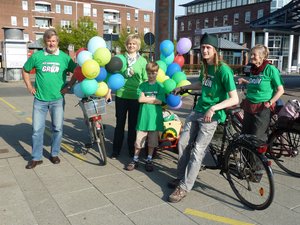 Bollerwagen, Luftballons und Grüne T-Shirts
