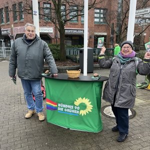 v.l.n.r. Andreas und Dagmar beim Wochenmarkt auf dem Rathausplatz